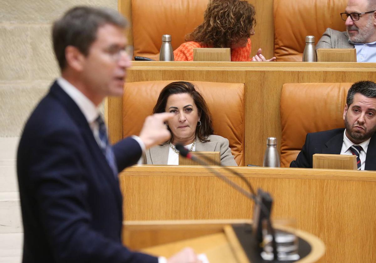 El presidente Capellán interviene en el Parlamento ante la mirada de su predecesora, Concha Andreu