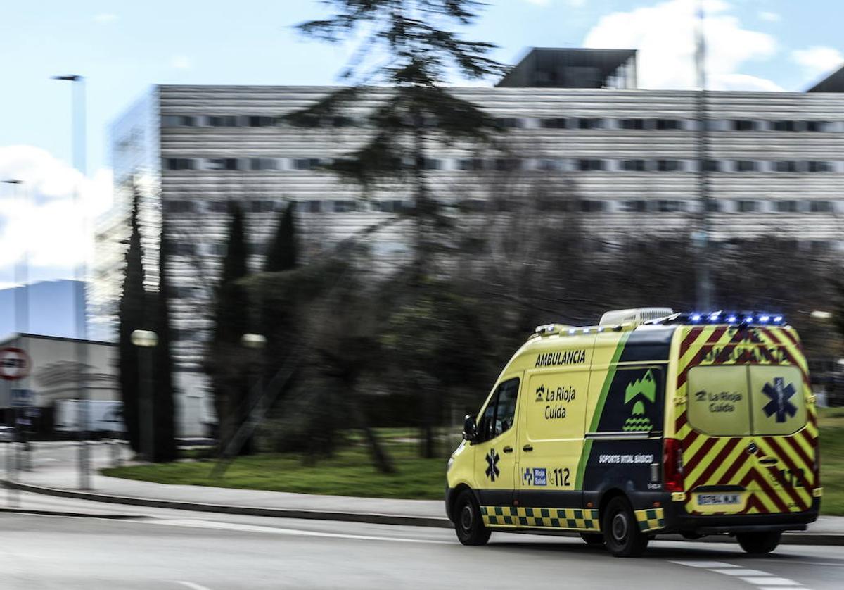 Una ambulancia llega al Hospital San Pedro de Logroño