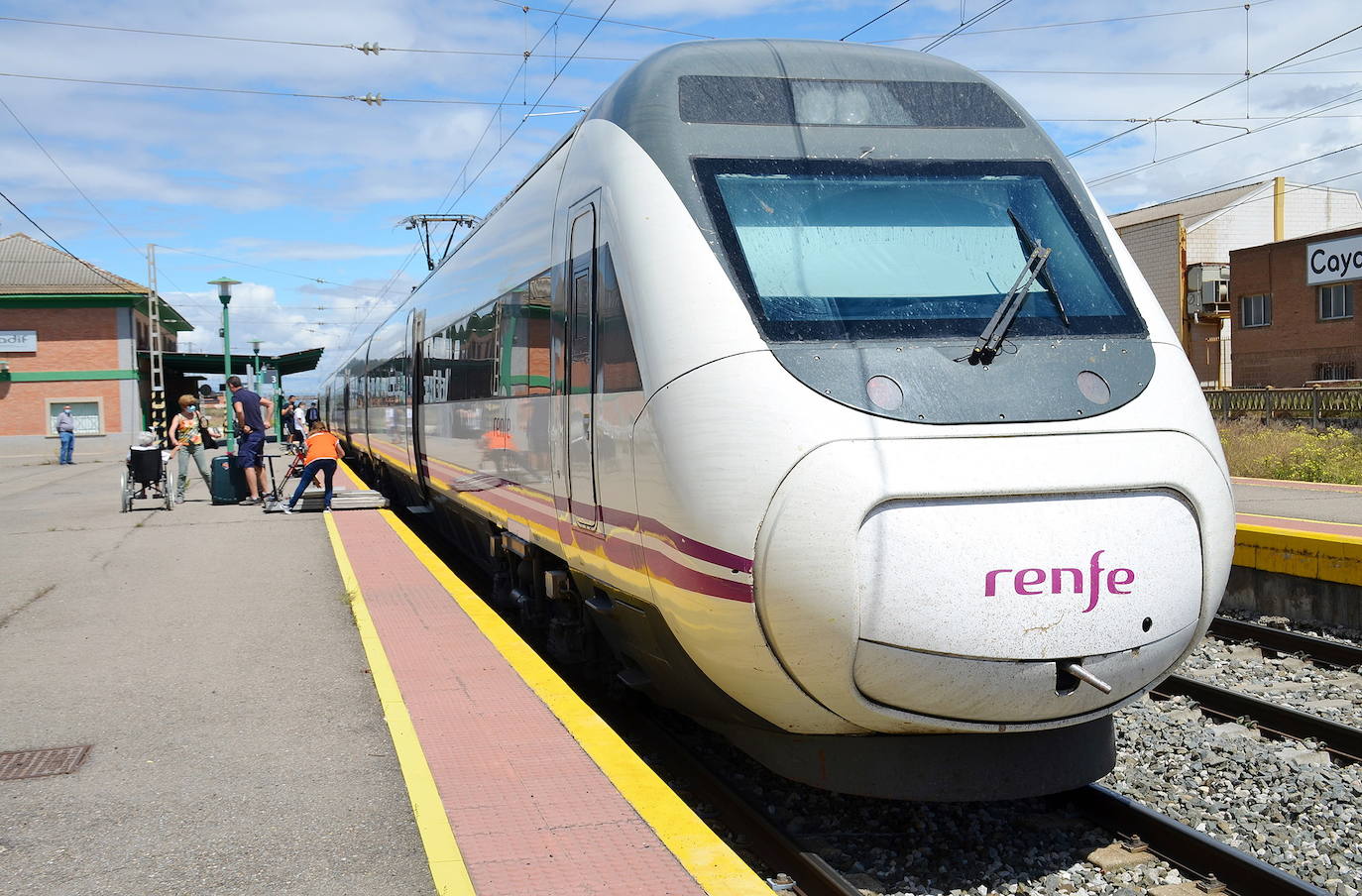 Un tren espera en la estación de ferrocarril de Calahorra