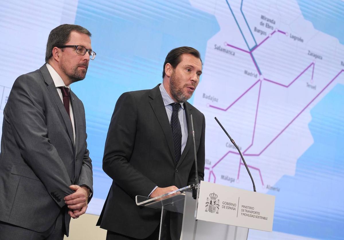 El ministro Óscar Puente da explicaciones en su comparecencia para informar de nuevos servicios ferroviarios (entre ellos el de Logroño a Madrid) en presencia del presidente de Renfe, Raül Blanco.