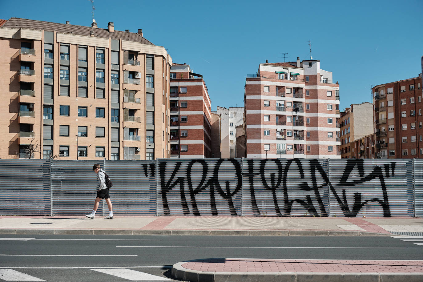 Imagen principal - Pintadas que han ido apareciendo en los distintos vallados antes y después de finalizadas las obras del nudo.