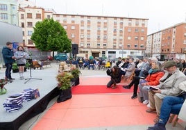 Héctor y Alba leyeron un cuento durante la inauguración de la Plaza Los Cuentos de Logroño.