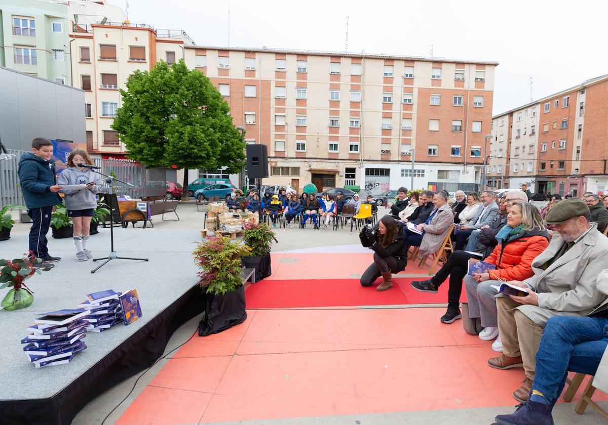 Héctor y Alba leyeron un cuento durante la inauguración de la Plaza Los Cuentos de Logroño.