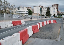 La conexión entre las calles Pedregales y Eliseo Pinedo que atraviesa el parque del soterramiento con un carril cortado.