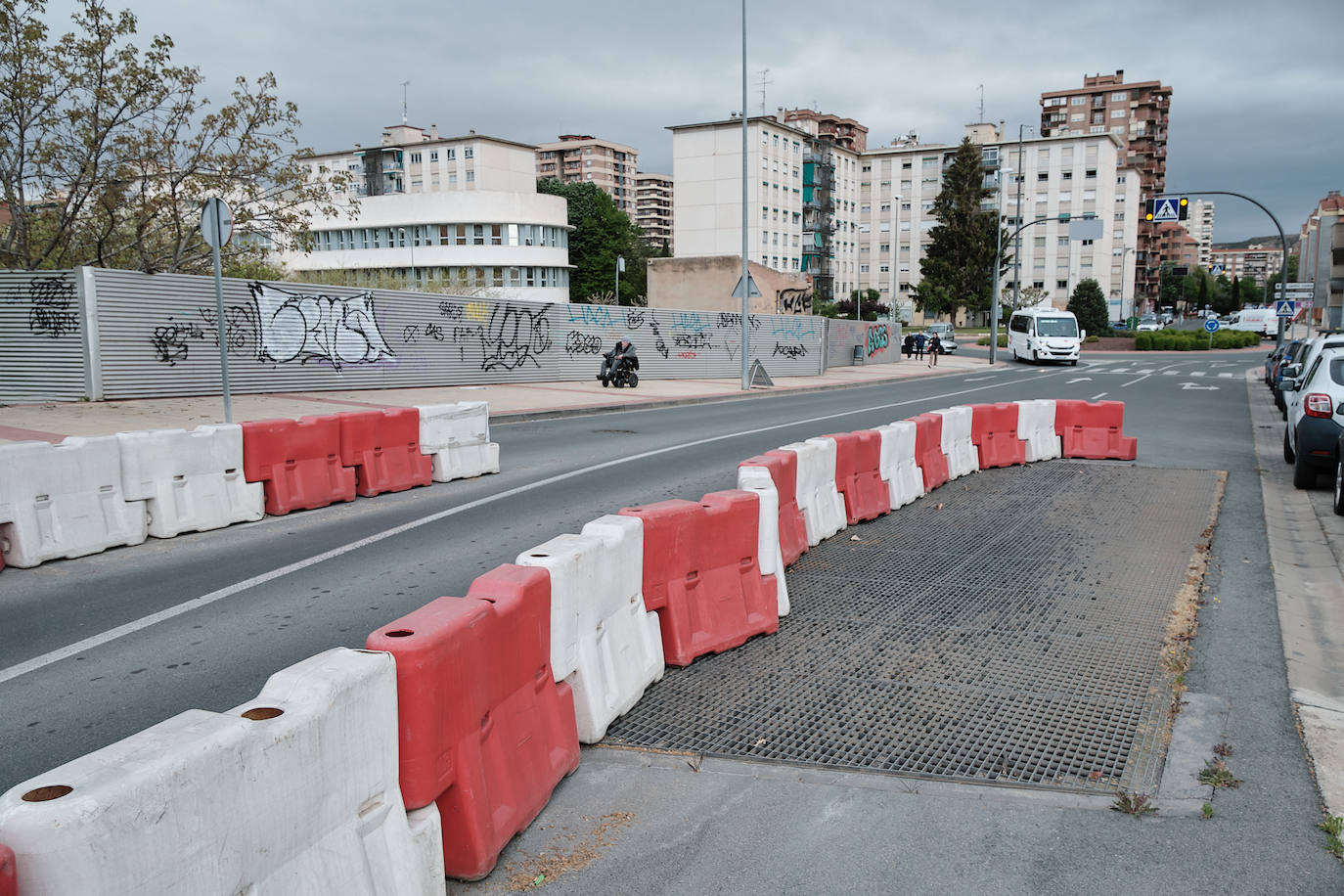 La conexión entre las calles Pedregales y Eliseo Pinedo que atraviesa el parque del soterramiento con un carril cortado.