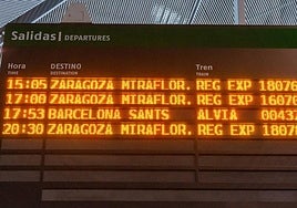 Cartel con los servicios ferroviarios, un día en la estación de Logroño