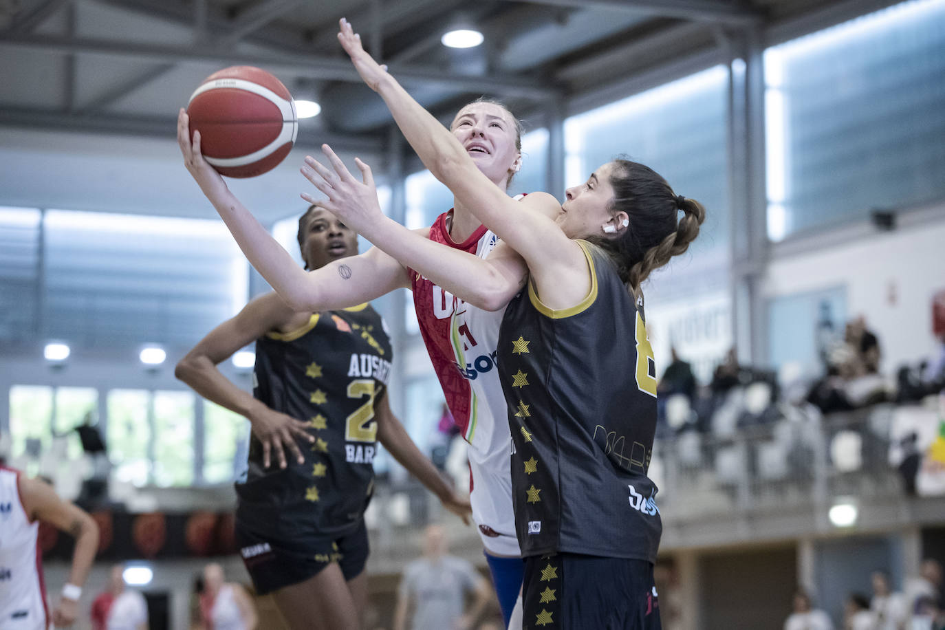 Anna Alborova intenta levanta el balón en el partido ante el Barakaldo.