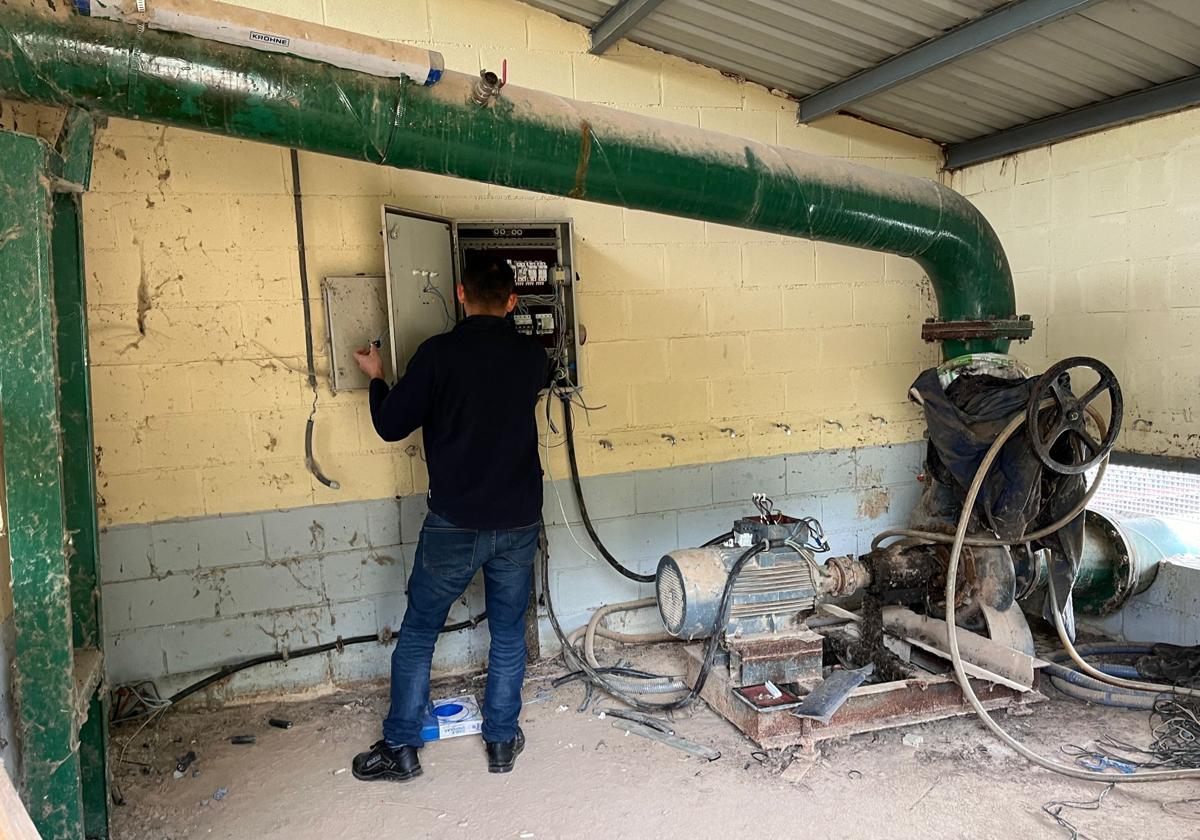 Reparaciones del cableado de la bomba en la caseta