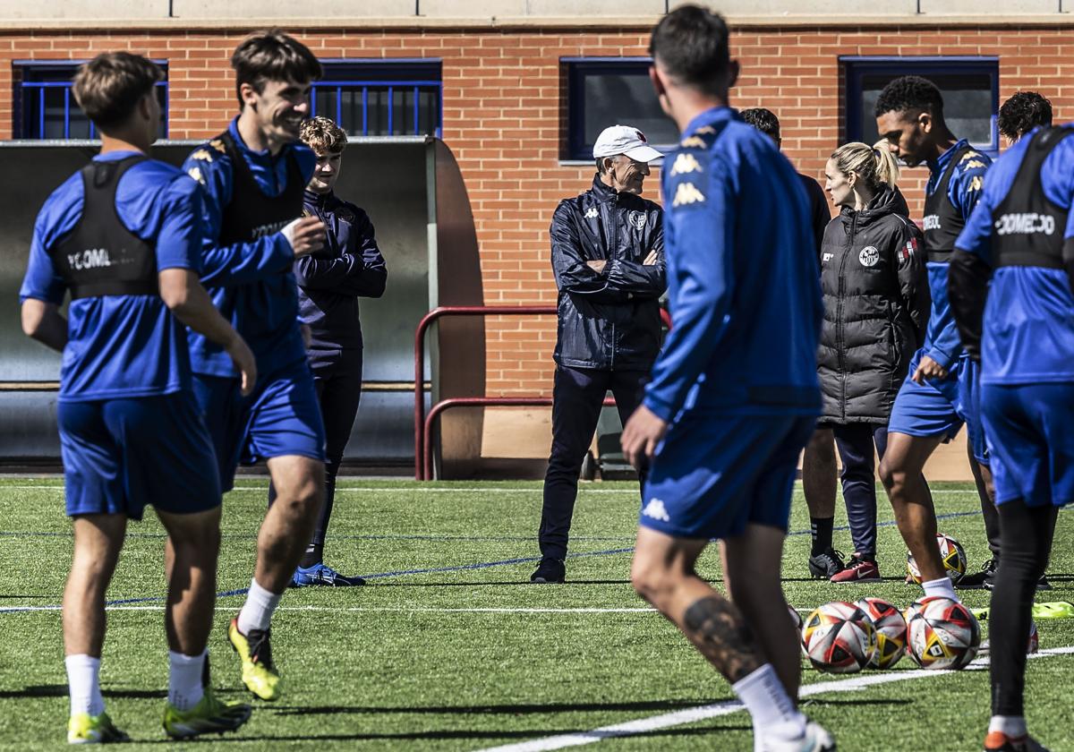 La plantilla de la Sociedad Deportiva Logroñés, durante un entrenamiento en Pradoviejo