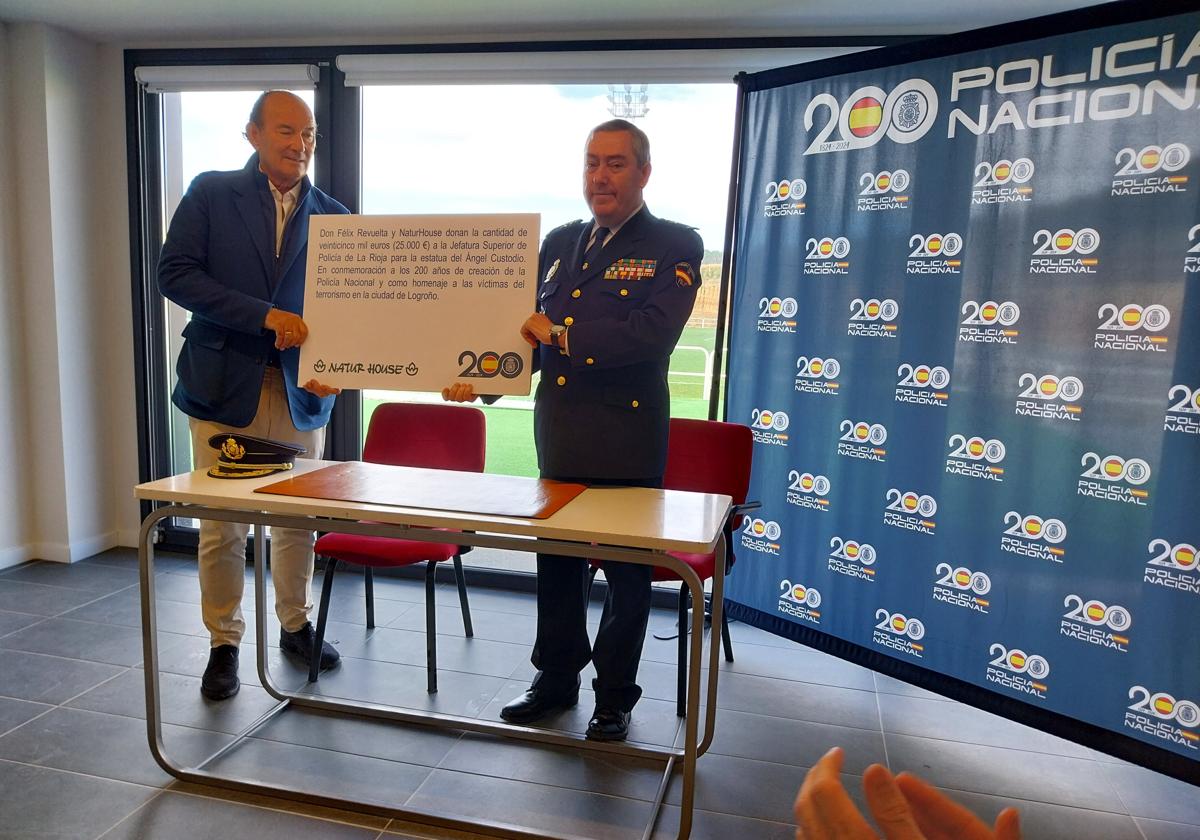 Félix Revuelta dona 25.000 euros para una estatua de la Policía Nacional