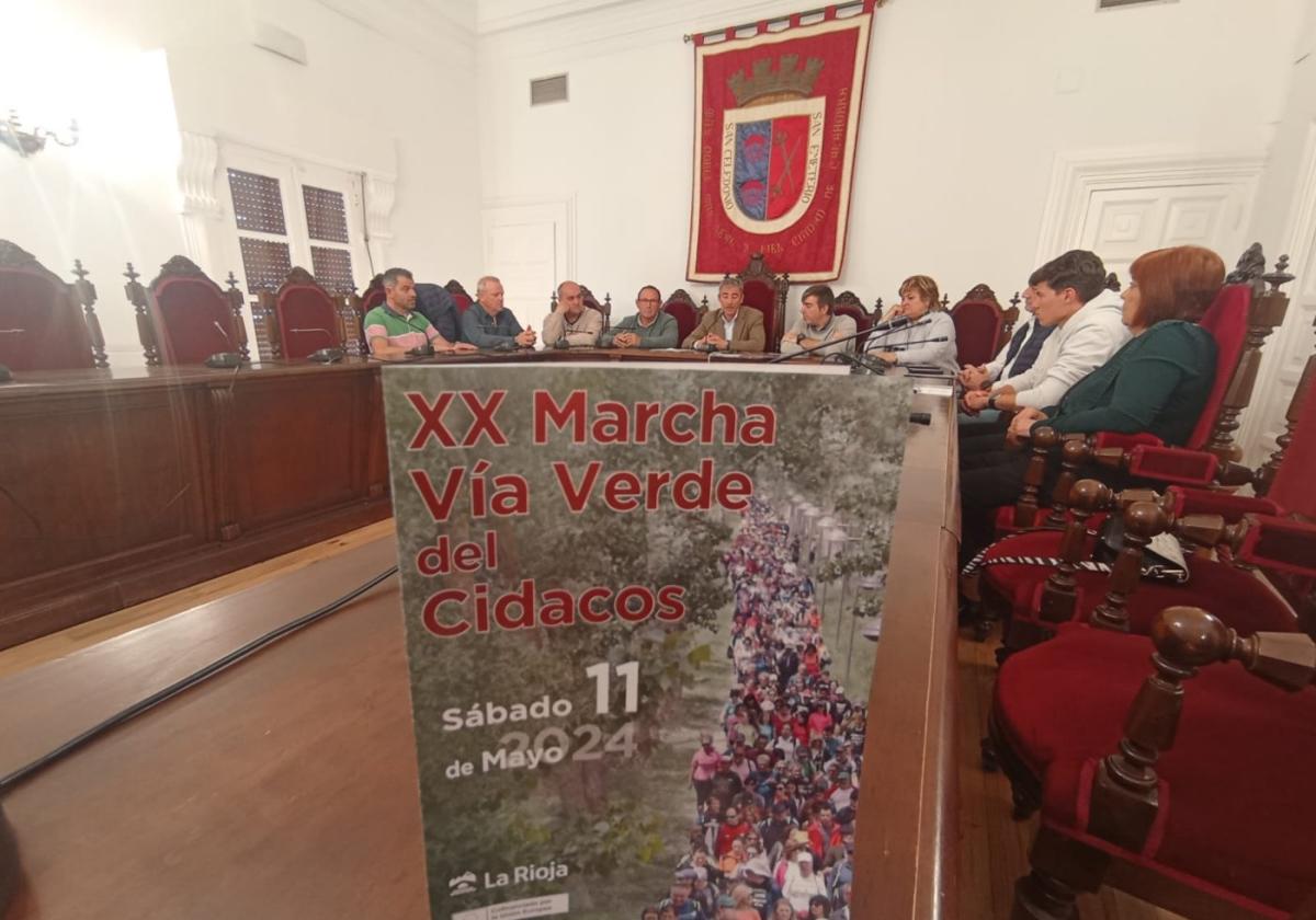 Folleto de la Marcha por la Vía Verde durante la presentación ayer de esta actividad.