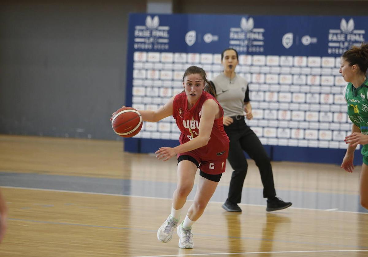 Mónica Alonso encara un ataque en el partido que el Unibasket venció al Arxil.