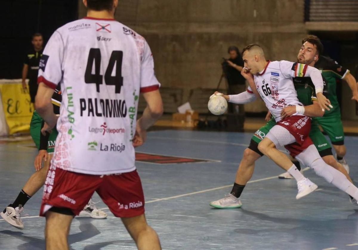 Edu Cadarso intenta escaparse de un jugador del Anaitasuna.