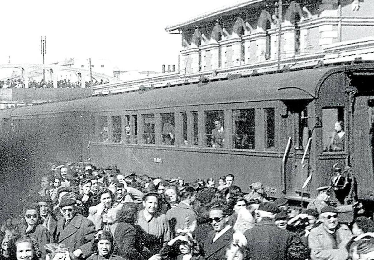 Una multitud se reúne al paso del tren en la primera estación de Logroño, en Gran Vía.