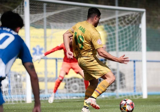 Raúl Rubio toca el balón durante el encuentro ante el Alavés B.