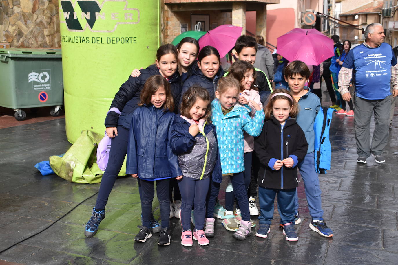 Numeroso público en el paseo saludable de Aguilar