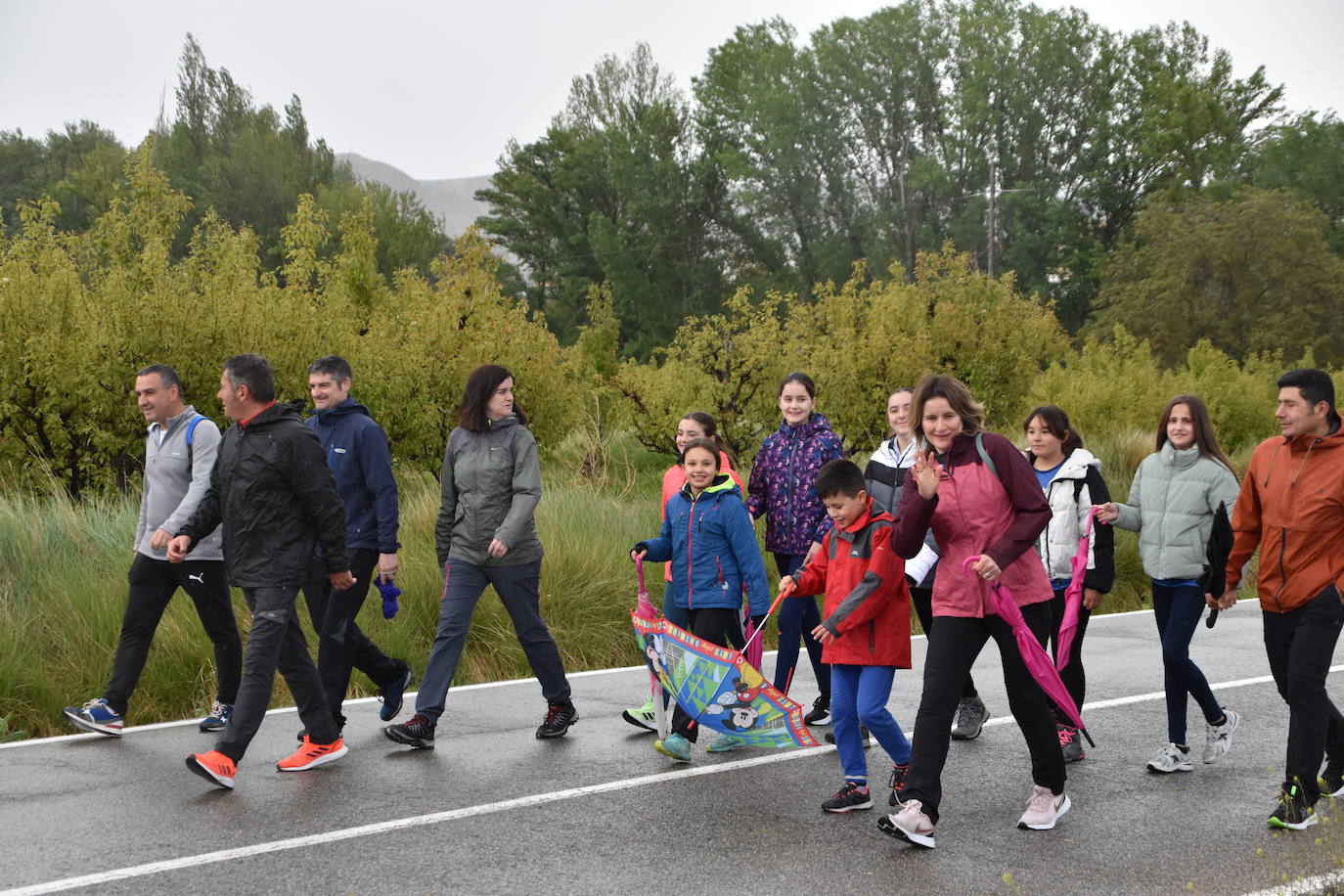 Numeroso público en el paseo saludable de Aguilar