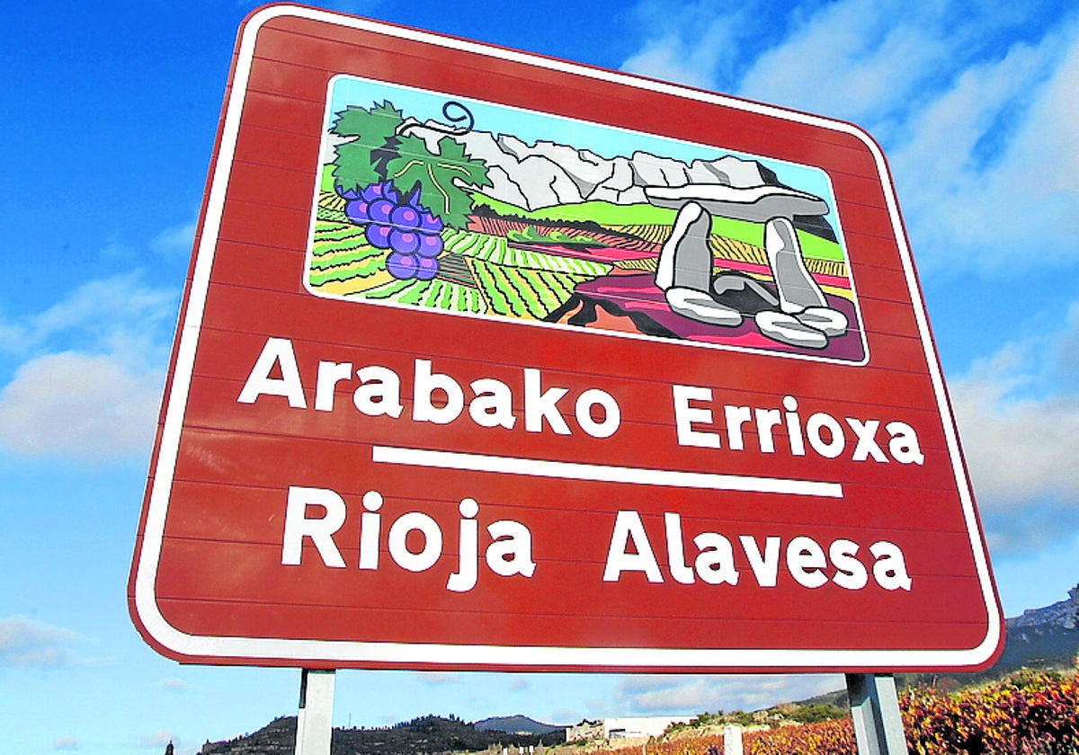 Señal turística de entrada a Rioja Alavesa, en Labastida.