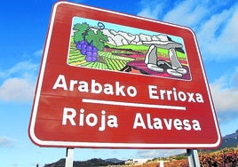 Señal turística de entrada a Rioja Alavesa, en Labastida.