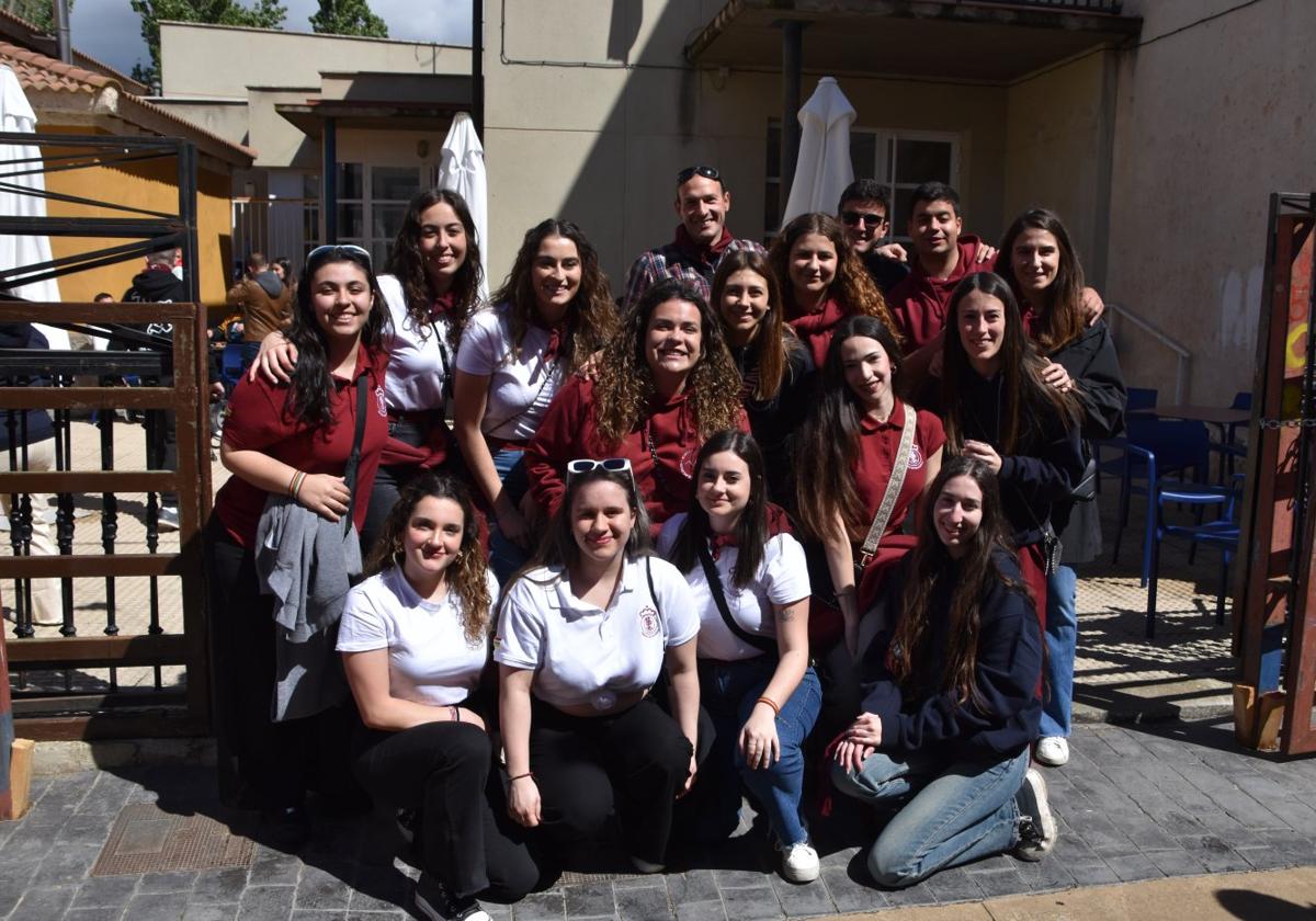 Cuadrilla de jóvenes en las fiestas de Rincón de Olivedo.