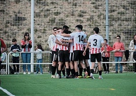 Los jugadores de la UDL B celebran su primer gol, ayer ante el Alfaro.