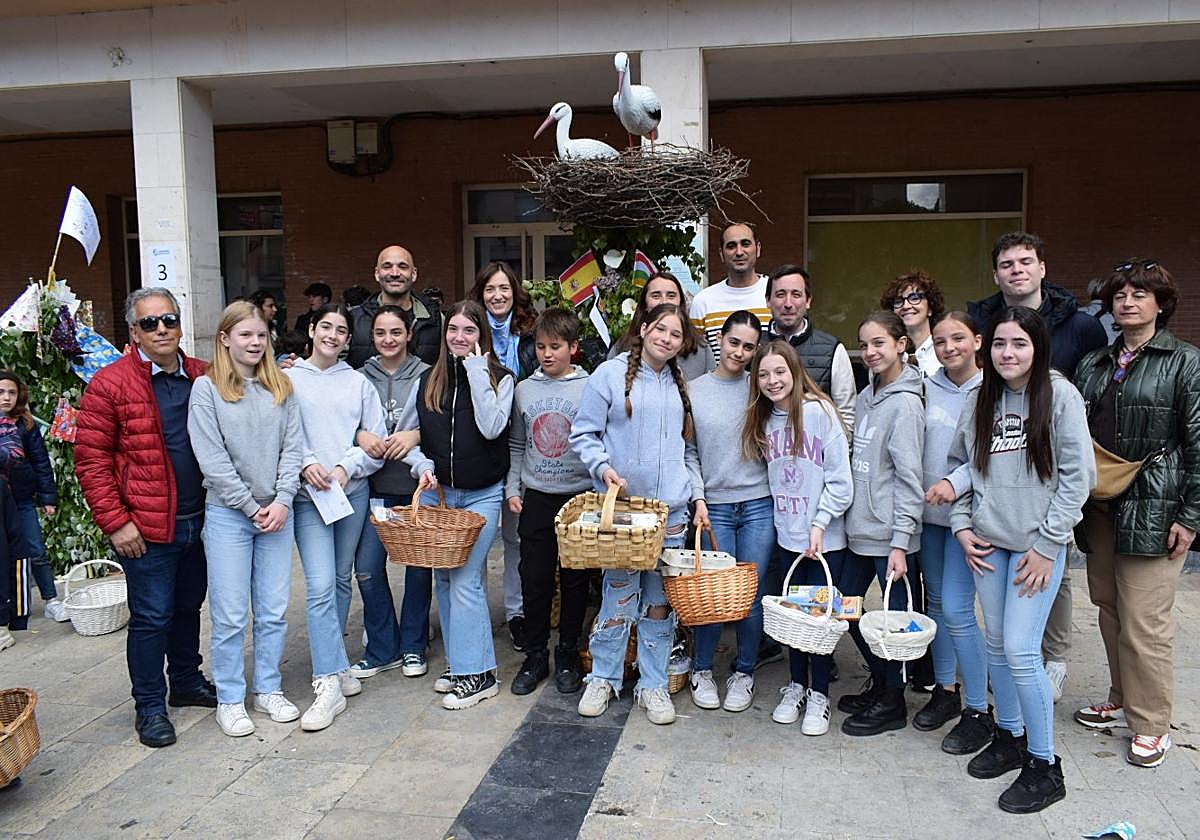 El equipo de gobierno de Lardero posa con el mayo ganador de 'Las 11 cigüeñas'.