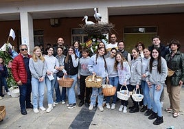 El equipo de gobierno de Lardero posa con el mayo ganador de 'Las 11 cigüeñas'.