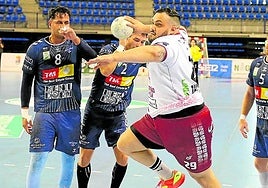 Javi García lanza tras superar la defensa del Benidorm.