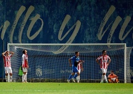 Los jugadores de la SDL sufren tras encajar un gol en el 95 en el encuentro de la primera vuelta en Fuenlabrada.