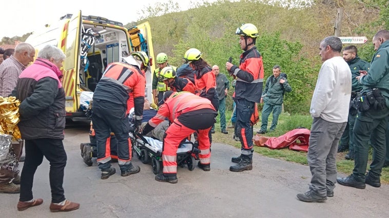 Bomberos y personal sanitario introducen al herido en la ambulancia.