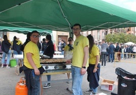Degustación de brochetas de langostinos de la Peña Juventud.