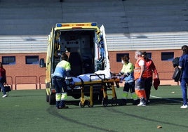 Imagen de archivo de una persona siendo atendida por el personal sanitario en Pradoviejo.