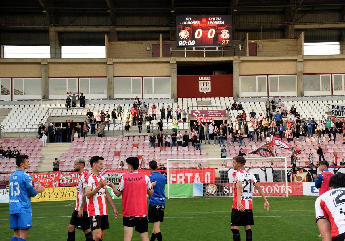 Los jugadores de la SDL saludan a la afición tras empatar con la Cultural.