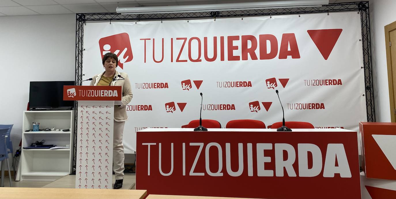 La diputada regional de IU, Henar Moreno, durante la rueda de prensa.