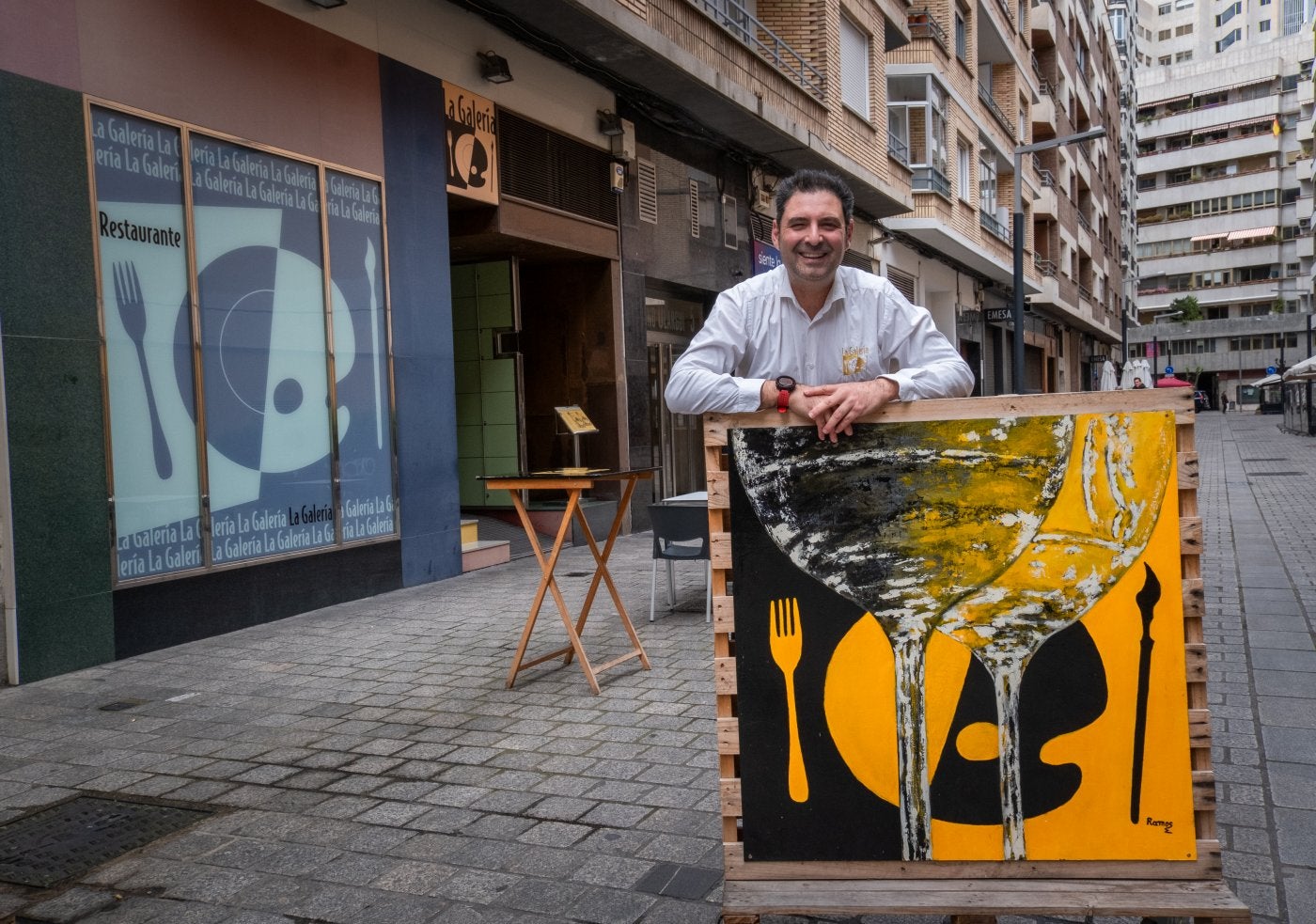 José Félix Rodríguez, en el exterior del restaurante.