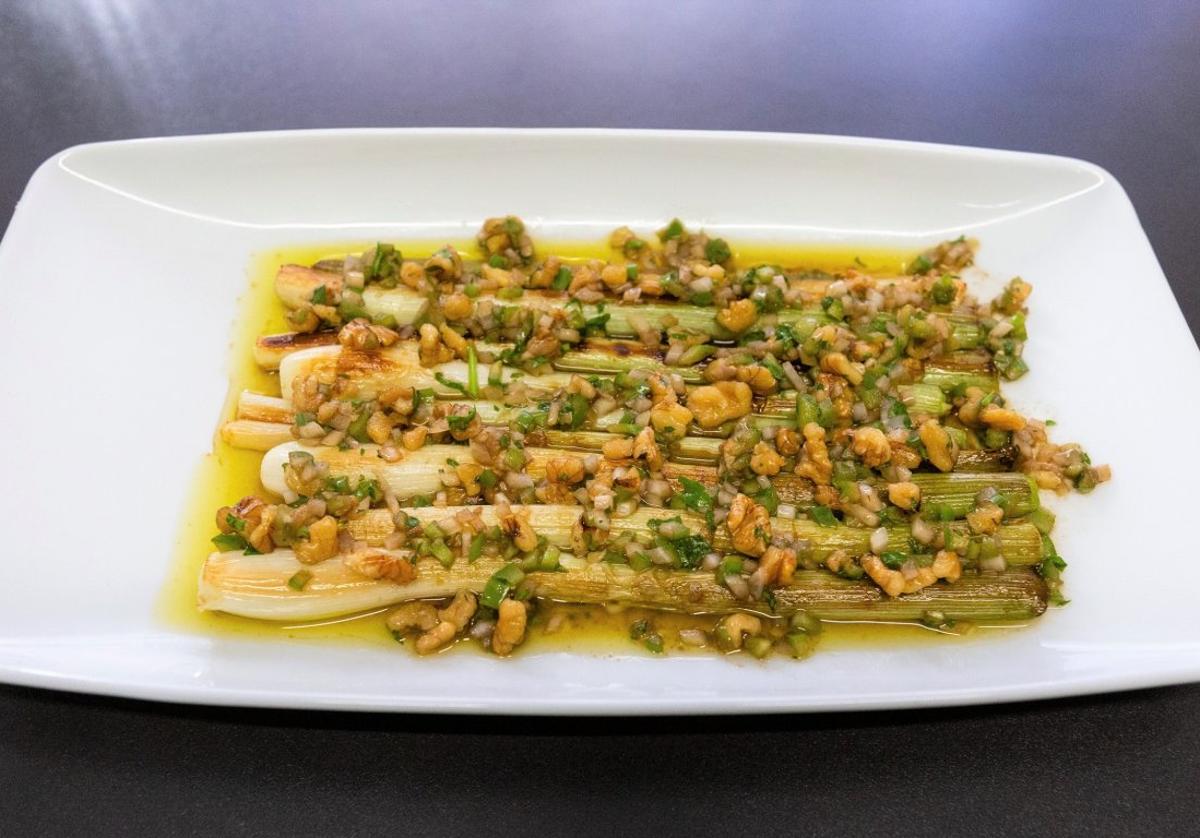 Un plato de siemprevivas asadas, y acompañadas de una vinagreta de nueces.