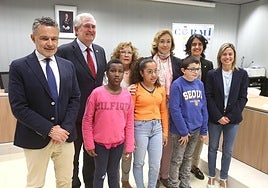 Autoridades, representantes del Cermi y los niños protagonistas del acto.