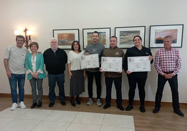 Los ganadores posan con sus diplomas.