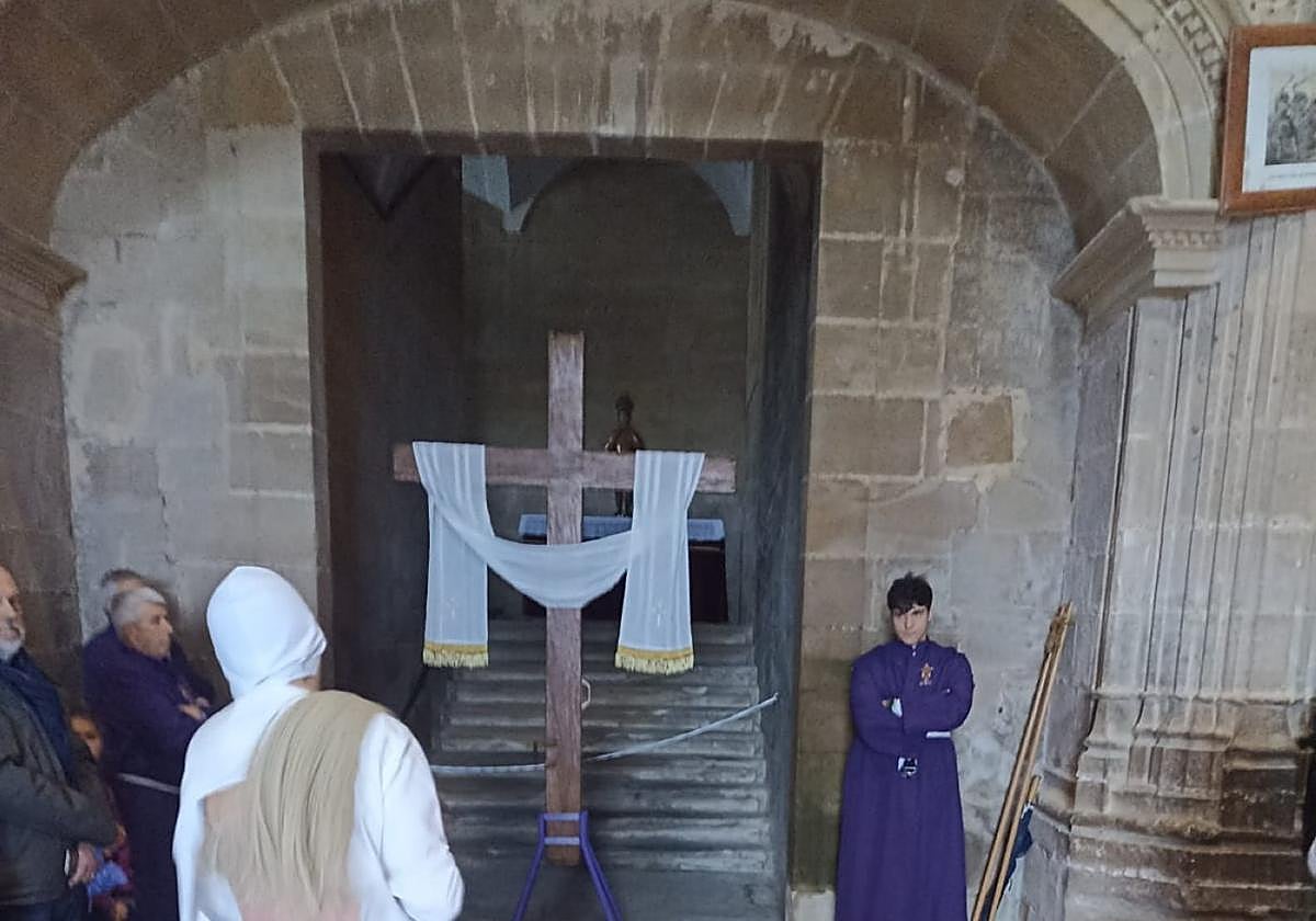 Un disciplinante realizando la penitencia ayer en la parroquia de Santa María la Mayor.