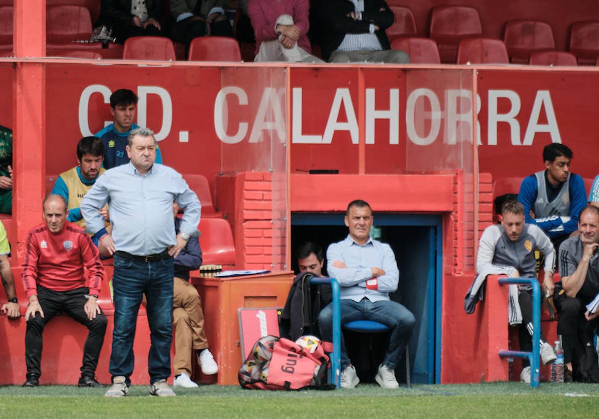 Carlos Pouso sigue el partido del pasado domingo, el último en Calahorra, desde su banquillo.