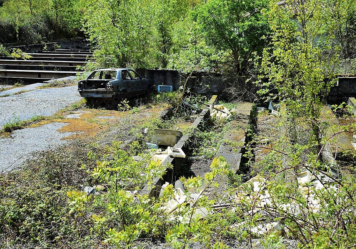 Las abandonadas instalaciones de la piscifactoría de Torrecilla en Cameros, convertidas ya en un vertedero.