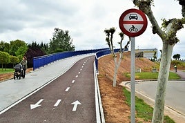 El puente del carril ciclopeatonal sobre la AP-68 no dispone todavía de iluminación y no se ha repuesto el césped.