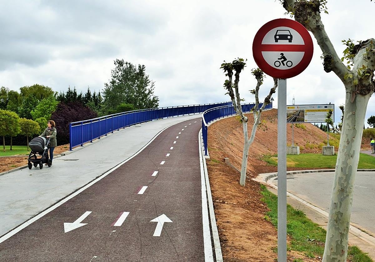 El puente del carril ciclopeatonal sobre la AP-68 no dispone todavía de iluminación y no se ha repuesto el césped.
