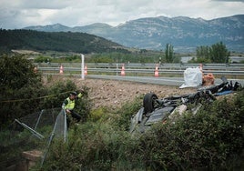 La Guardia Civil interviene junto coche accidentado entre Cenicero y Fuenmayor.