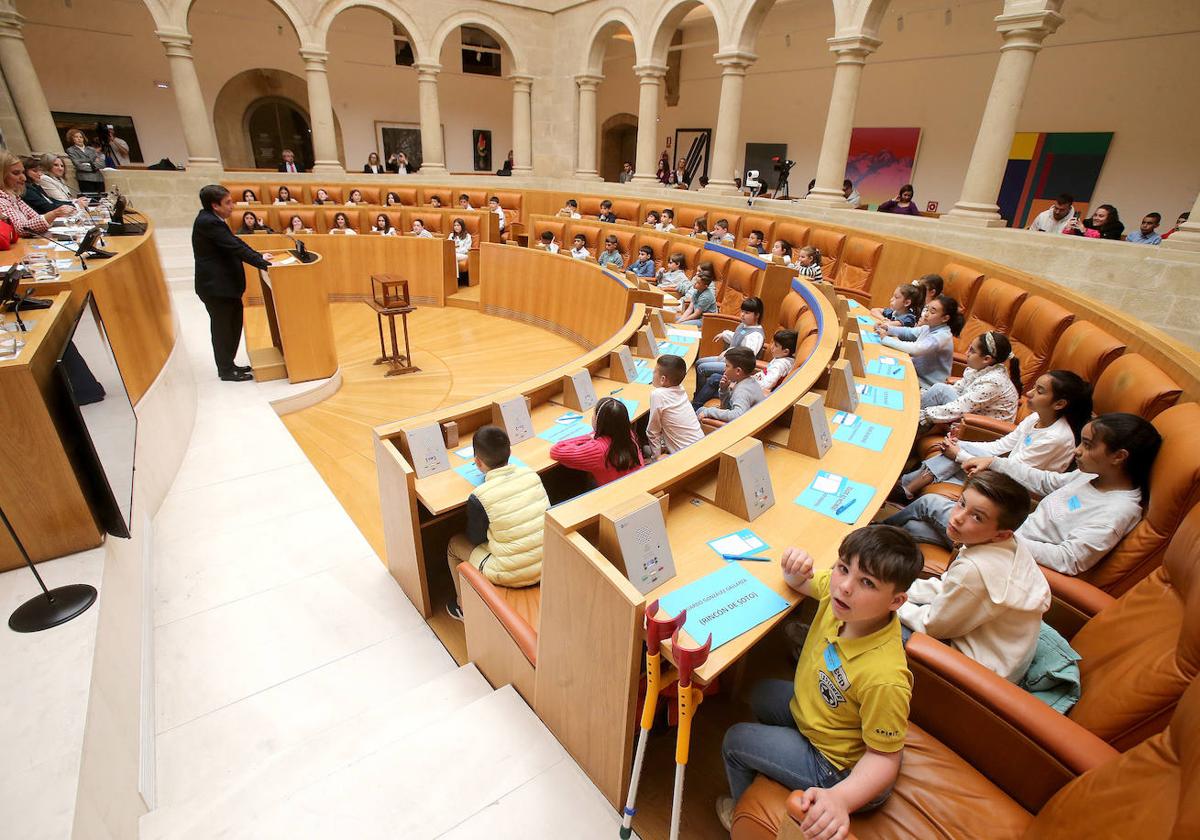 El Parlamento de La Rioja acoge la celebración del Pleno infantil