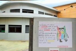 Cartel expuesto en la puerta de la guardería infantil de Villamediana durante una huelga ya acabada reclamando el convenio que aún se negocia.