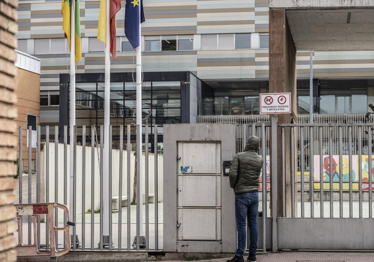 Acceso cerrado en el CEIP Avelina Cortázar de Alberite.