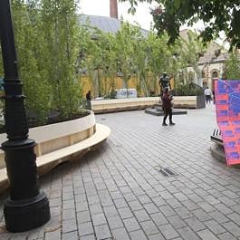 Los árboles y bancos de la plaza de la Diversidad