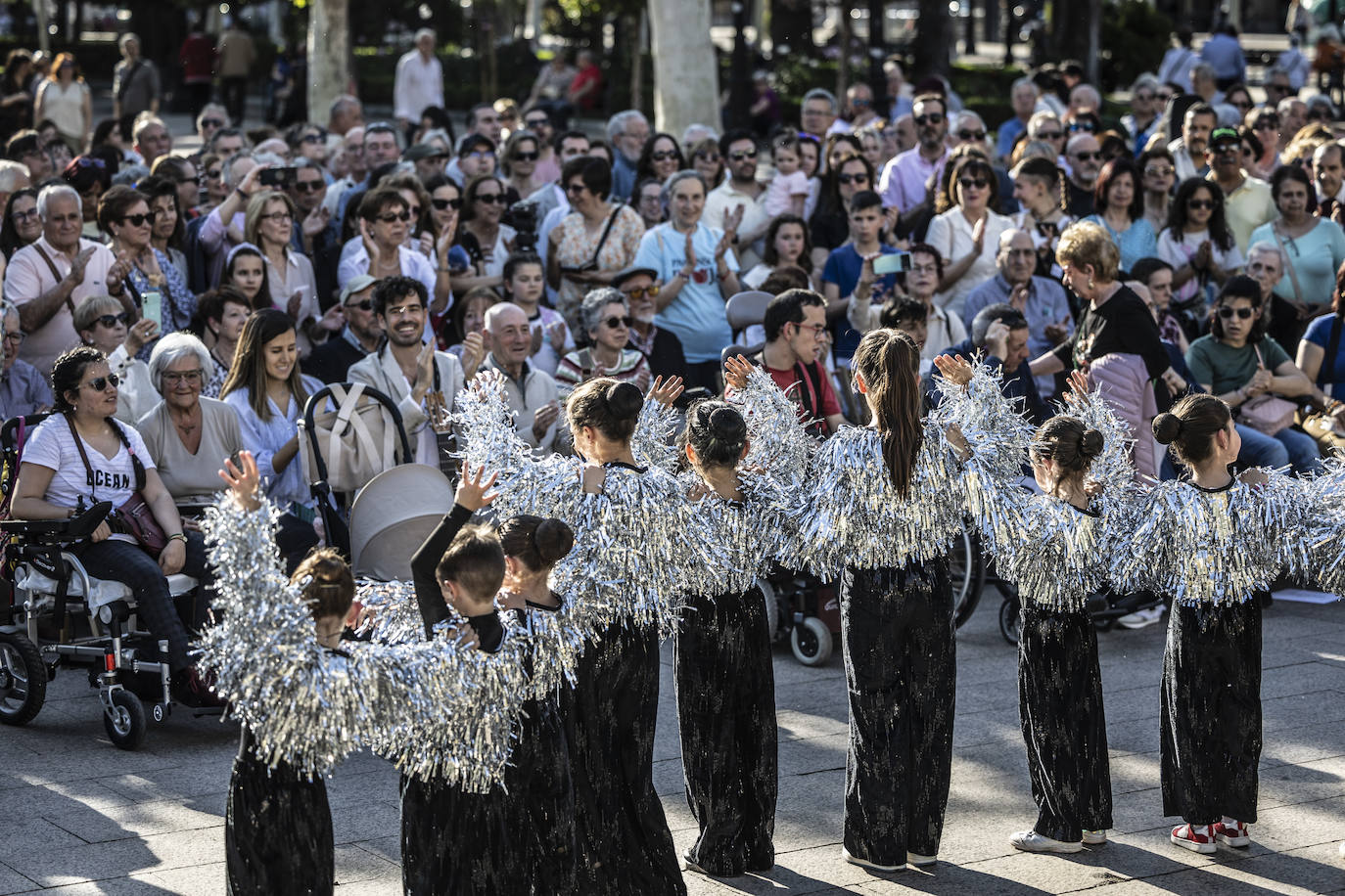 Serenata de Pablo Sainz Villegas por las calles de Logroño