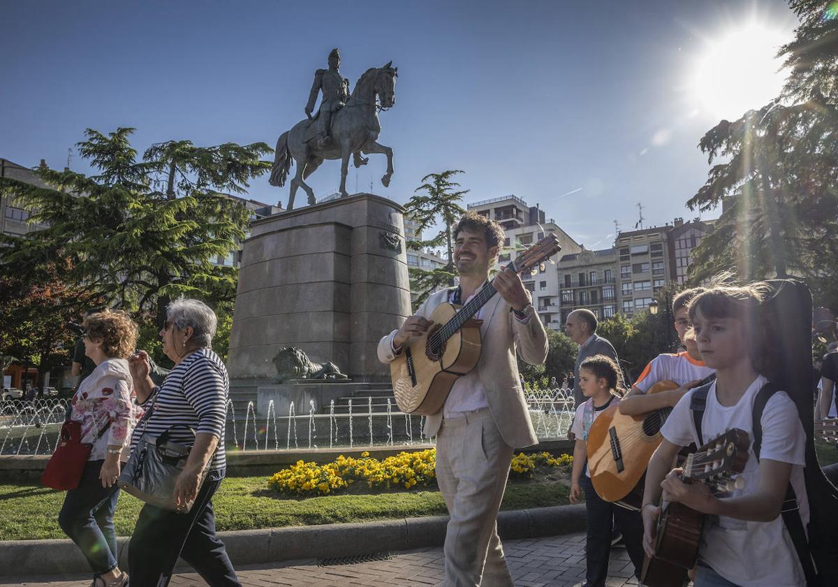 Serenata de Pablo Sainz Villegas por las calles de Logroño